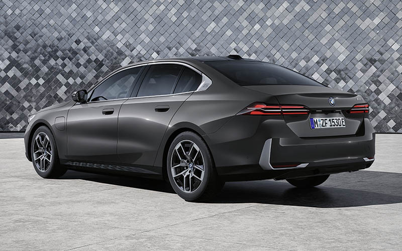 BMW 5 Series 2023 เปิดตัวอย่างเป็นทางการ คาดเข้าไทยปีหน้า