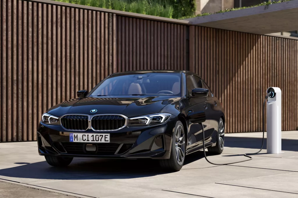 พรีวิว Bmw 330e M Sport ความโดดเด่น ราคา และตารางผ่อน | ยางรถยนต์ ราคาอัปเดต 2026 ครบทุกยี่ห้อ รวมยาง Ev | Autotirechecking พรีวิว BMW 330e M Sport ความโดดเด่น ราคา และตารางผ่อน
