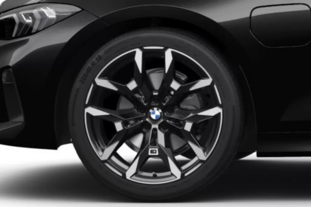 พรีวิว Bmw 330e M Sport ความโดดเด่น ราคา และตารางผ่อน | ยางรถยนต์ ราคาอัปเดต 2026 ครบทุกยี่ห้อ รวมยาง Ev | Autotirechecking พรีวิว BMW 330e M Sport ความโดดเด่น ราคา และตารางผ่อน