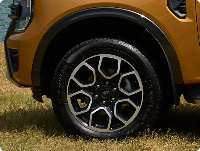 Ford Everest 2025 ราคา ตารางผ่อน สเปก และรีวิว SUV 7 ที่นั่งสุดหรู