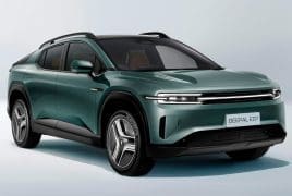 Front three-quarter view of a teal-green Deepal E07 SUV with roof rails and silver alloy wheels.