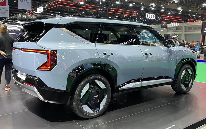 KIA EV5 KIA EV5 ราคารุ่นเริ่มต้น 1,249,000 บาท คุ้มไหม ได้อะไรบ้าง