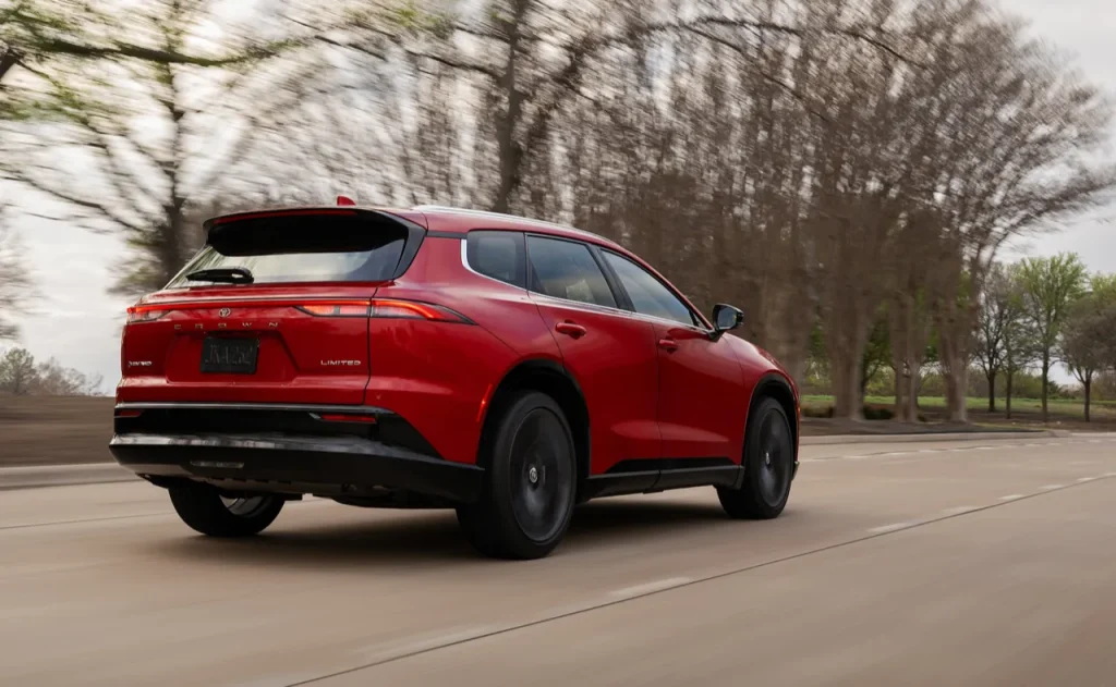 Toyota Crown Crossover 2025 ครอสโอเวอร์พรีเมียมไฮบริดสวย หรู Toyota Crown Crossover 2025 ครอสโอเวอร์พรีเมียมไฮบริดสวย หรู