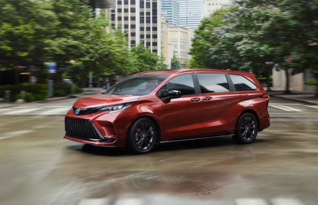 Toyota Sienna 2026 ราคา สเปก รีวิวเต็ม มินิแวนไฮบริด 7–8 ที่นั่ง