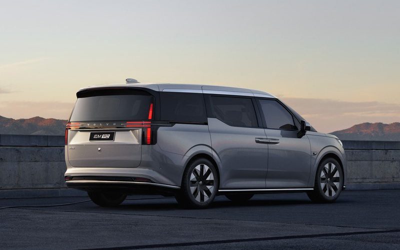 Volvo EM90 Volvo EM90 รถ MPV ไฟฟ้าหรูที่ราคาแพงกว่าคู่แฝดเกือบครึ่ง