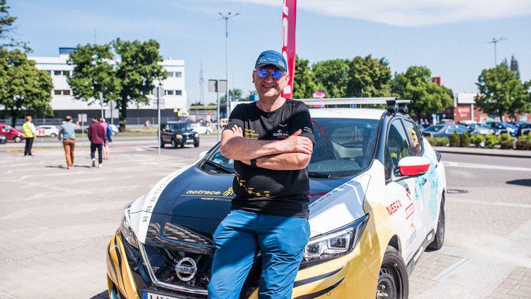 Nissan Leaf ฝ่าระยะทาง 16,000 กม. จากโปแลนด์ถึงญี่ปุ่น Nissan Leaf ฝ่าระยะทาง 16,000 กม. จากโปแลนด์ถึงญี่ปุ่น