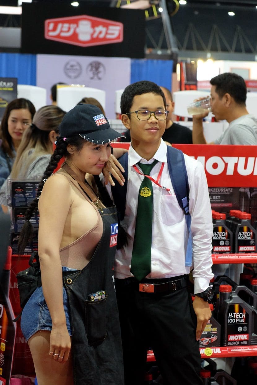 พาส่อง Pretty ในงาน Auto Salon 2018 งานนี้ไม่ธรรมดา | ยางรถยนต์ ราคาอัปเดต 2026 ครบทุกยี่ห้อ รวมยาง Ev | Autotirechecking พาส่อง Pretty ในงาน Auto Salon 2018 งานนี้ไม่ธรรมดา